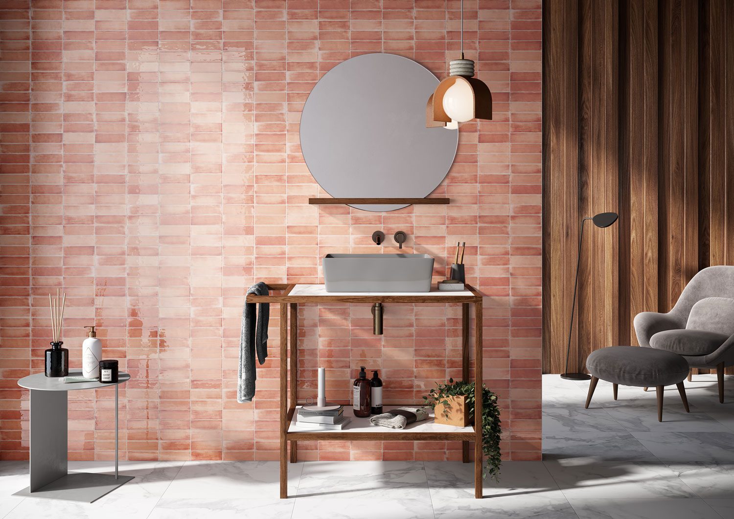 Badkamer met roze CERATONE wandtegels