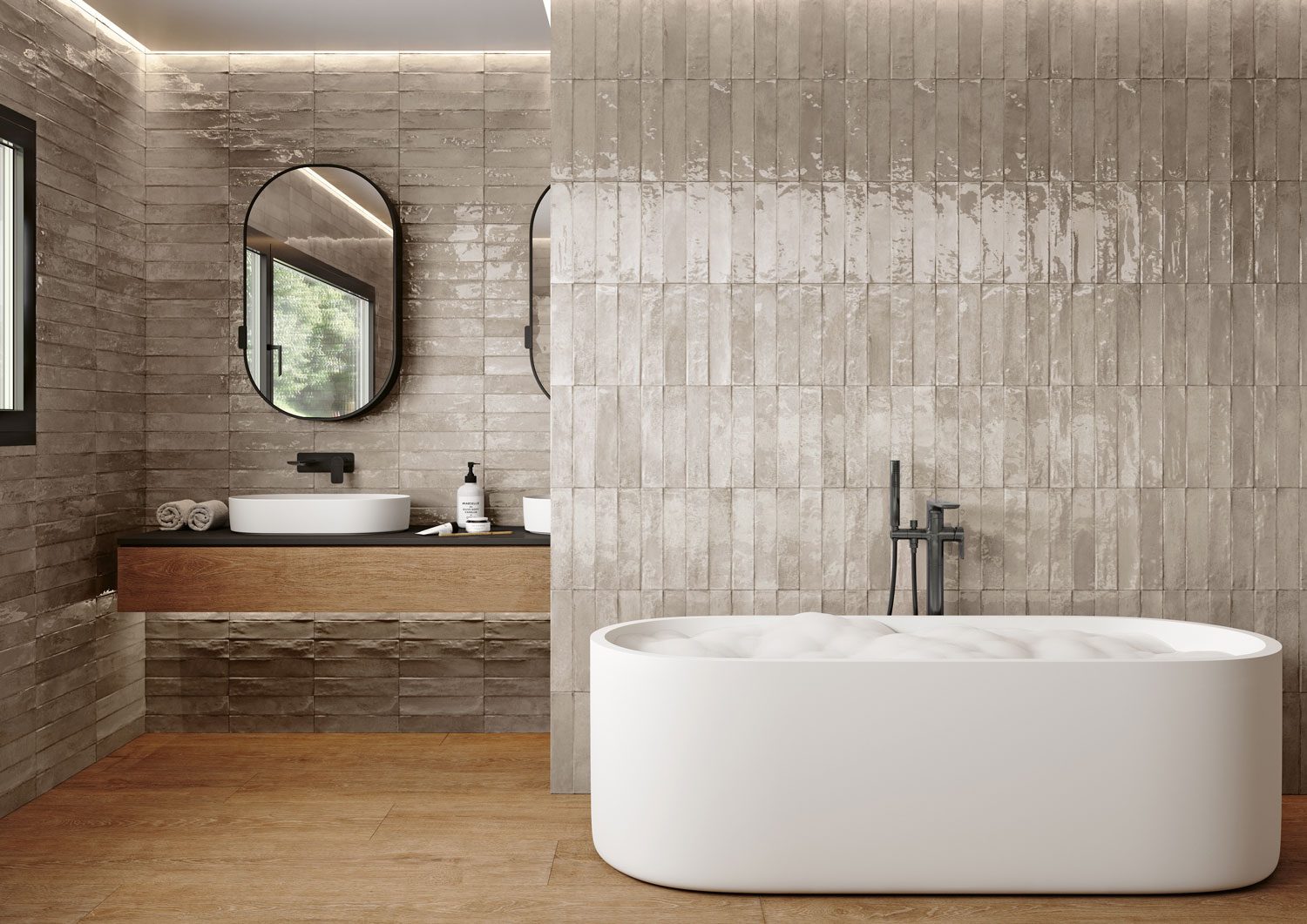 Badkamer met glanzende CERATONE wandtegels