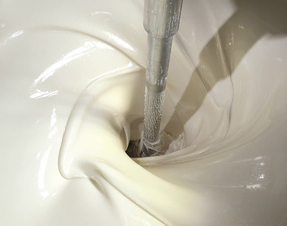 Osmo-kleur in de mengmachine