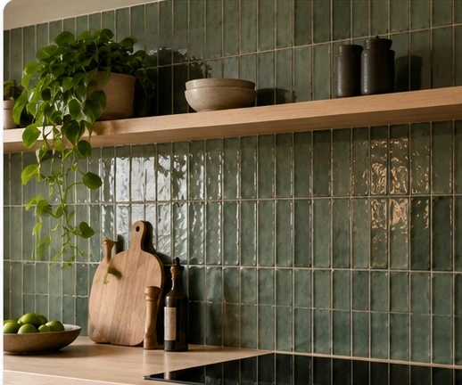 Keuken met groene langwerpige keramische wandtegels als achterwand, gecombineerd met natuurlijke houtaccenten.