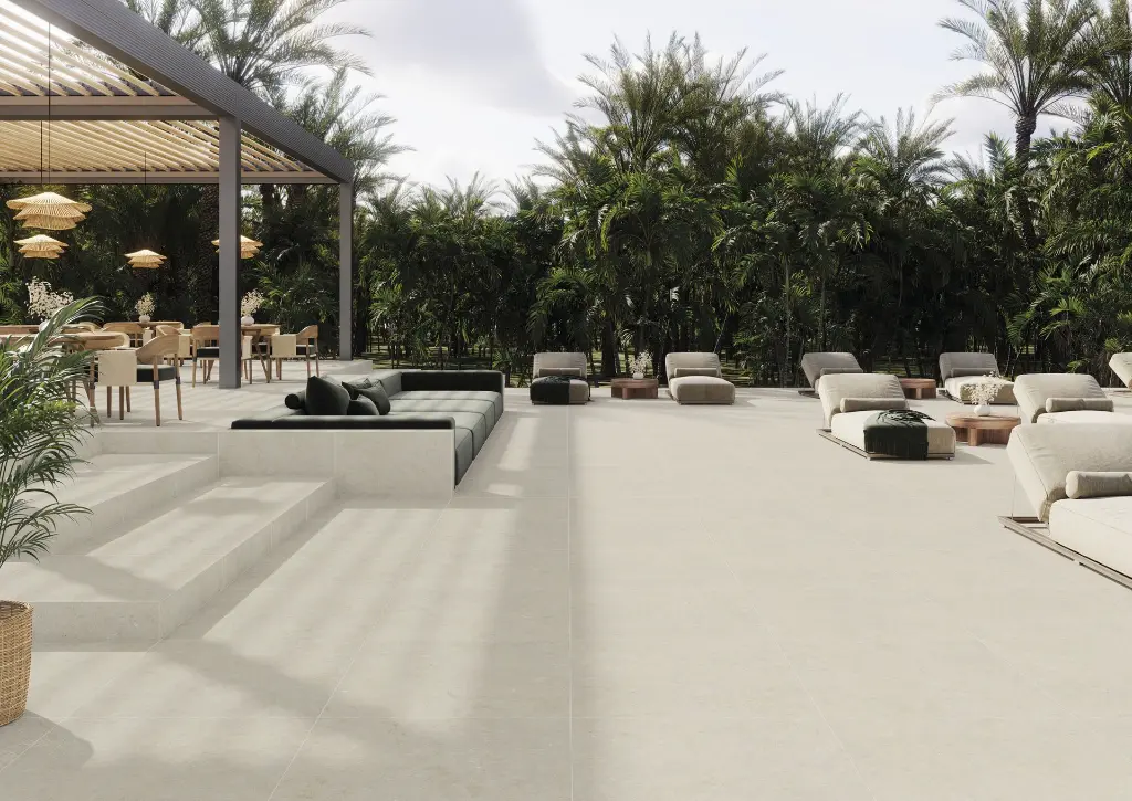 QYMH2538BI56805_CRONOS_08_AMBIENTE_CRONOS_CREAM_90X90_TERRAZA_RESORT_SZ9.webp